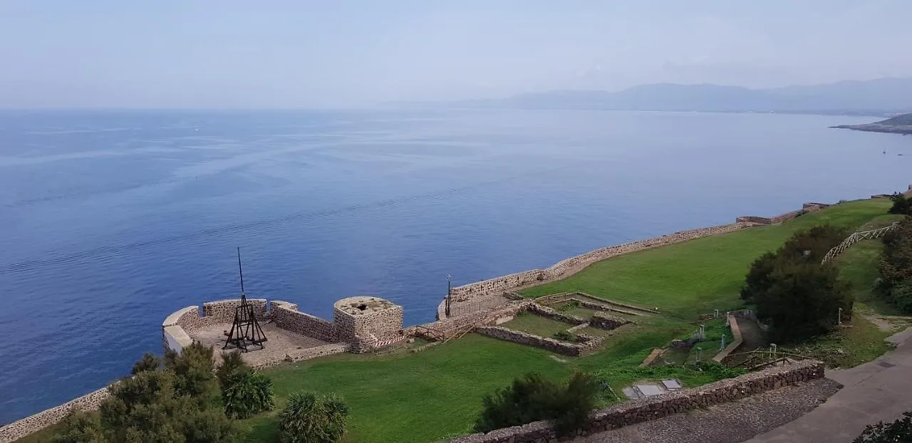 Cielo E Mare: Charming Seaside Retreat in Old Village Heart Castelsardo Apartment